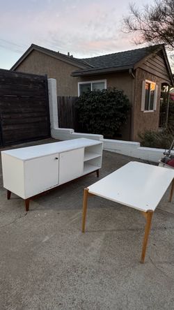 Free entertainment and coffee table