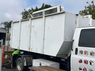 Roll off container and dump