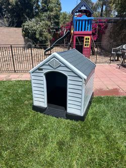 Xxl like new Dog house