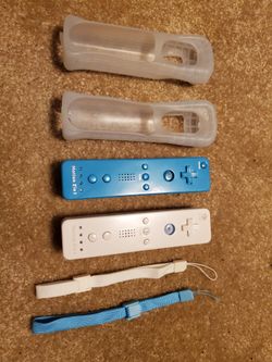 2 Nintendo wii wiimote controllers
