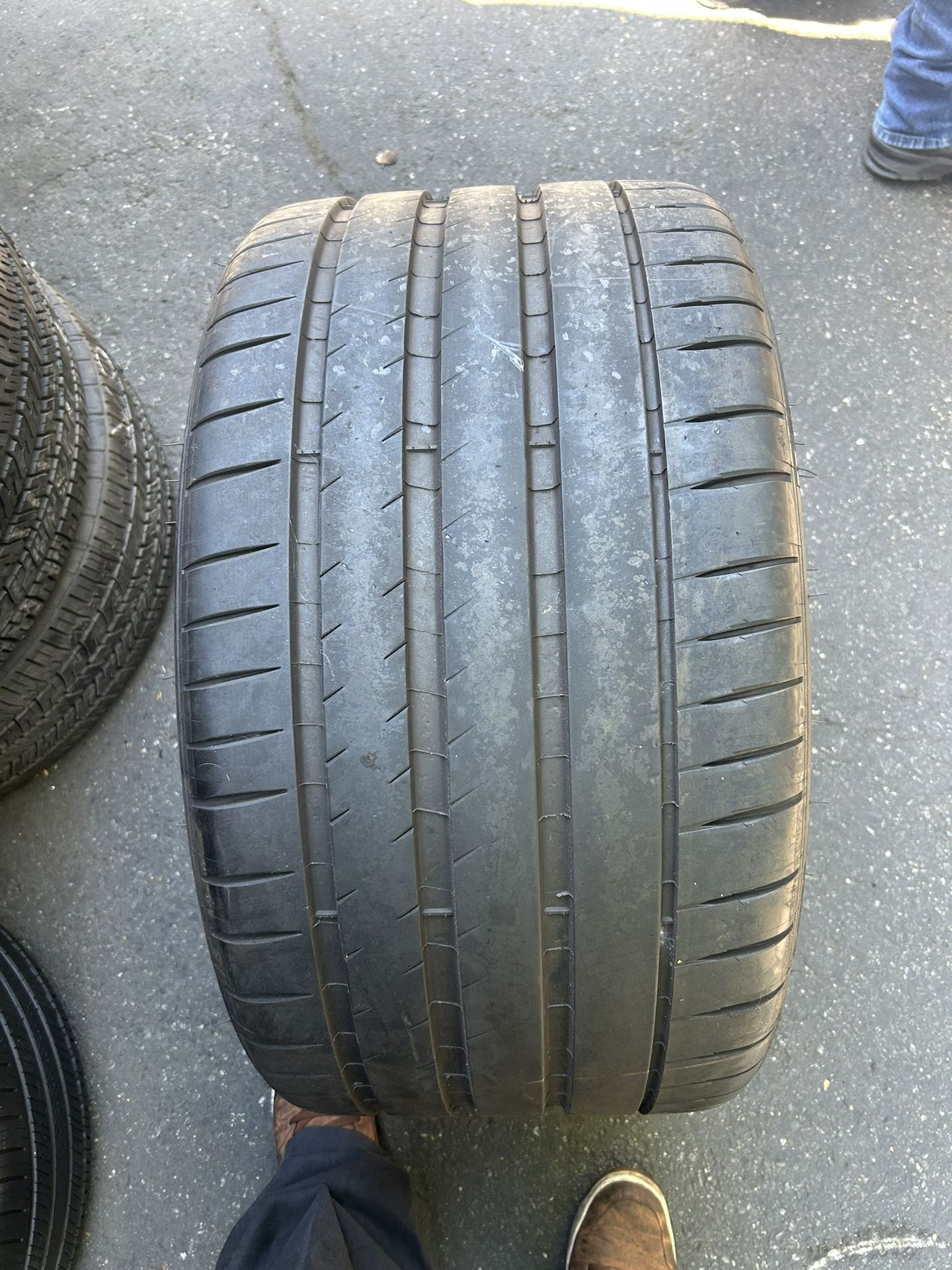 Tengo una llanta seminueva, tiene el 95% de vida marca Michelin Pilot Sport 4S 315 30 ZR21 NDO instalación y balanceó por el mismo precio