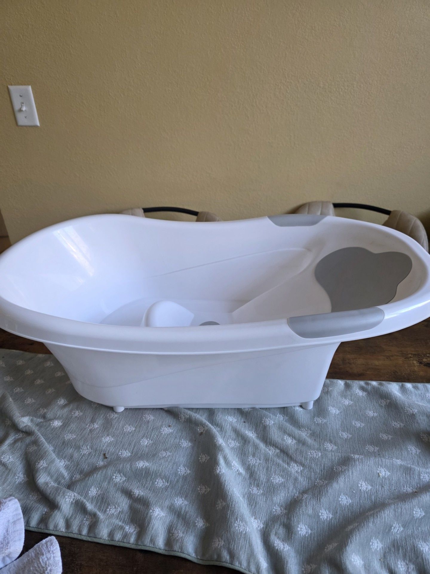 Infant bathtub