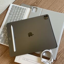 iPad Pro 12.9” (M1 chip / 2021) 5th Generation 128GB with  keyboard case and pen & Accessories