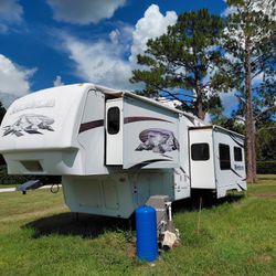 2009 Keystone Montana 34ft! Good Condition! 5th Wheel!!
