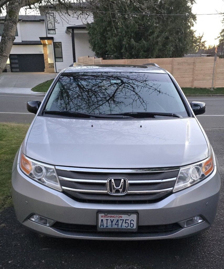 2011 Honda Odyssey Touring  Silver