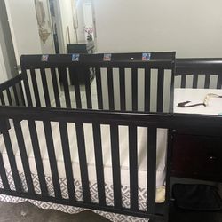 Crib Excellent Conditions / Not Mattress