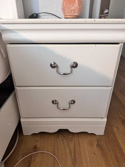 USED WHITE DRESSER (2 DRAWERS)