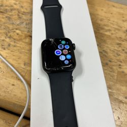 Apple Watch SE 40mm Cracked 