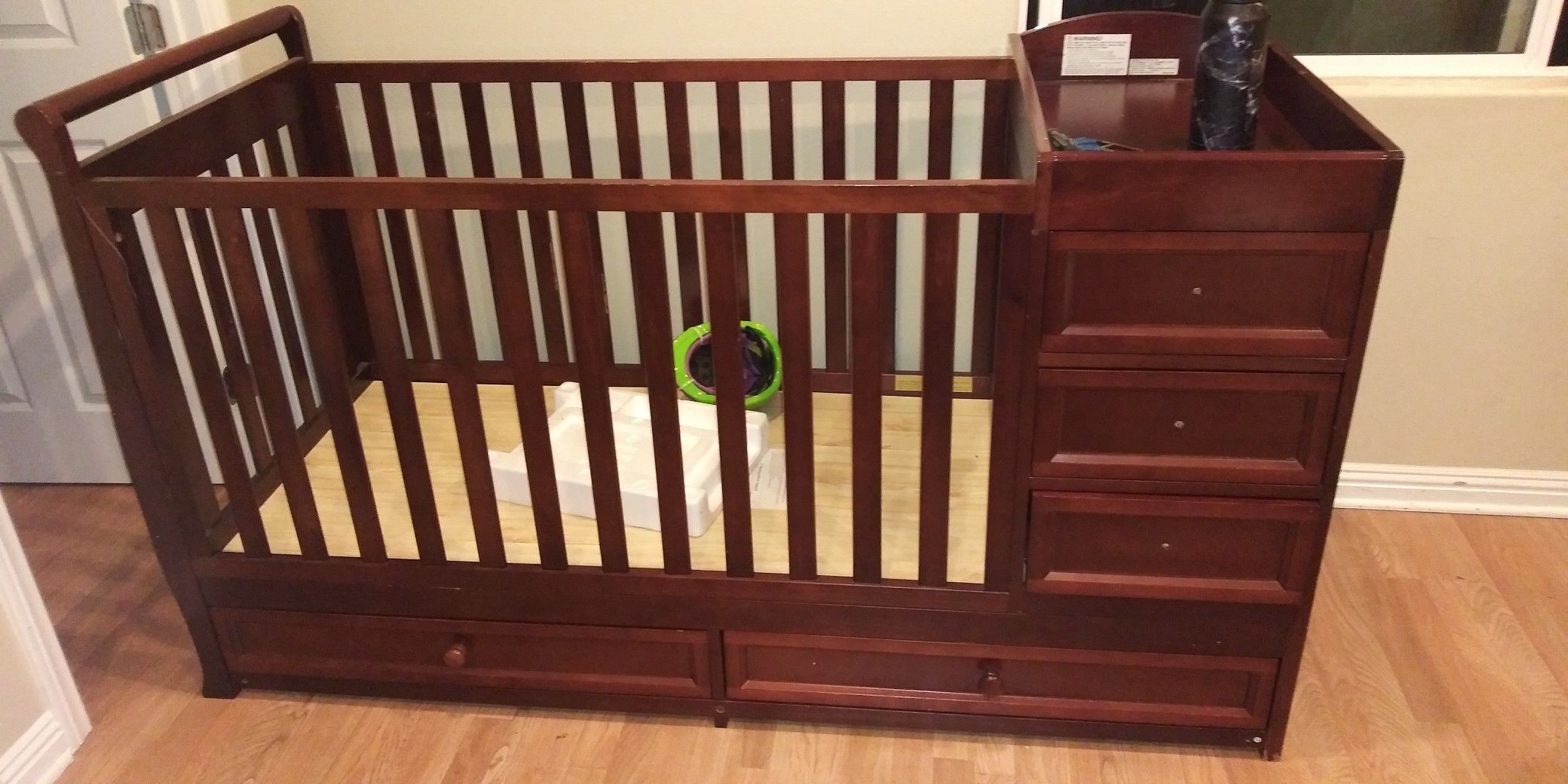 Babby crib with changing table