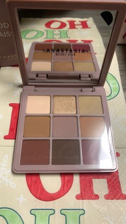 Anastasia Beverly Hills Modern Renaissance Eyeshadow Palette. 