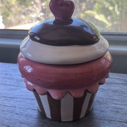 Cupcake cookie jar