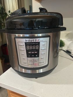 Instant pot 9 in one pressure cooker almost new used once