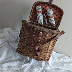Very cute picnic basket with utensils! New, still had Boston Warehouse tags.