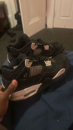 Jordans 4’s White Thunders