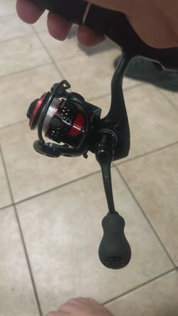 4 pound test in the real. This real is used it still spins and castes right paint is missing off of it scratches but I don’t think there’s no corrosio