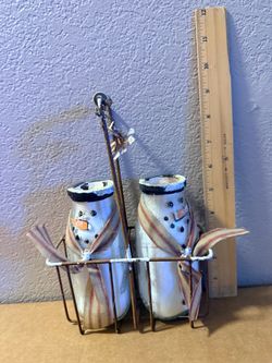 Vintage Rustic Snowman Milk Bottle Caddy Set – Holiday Christmas Decor (2 Bottles & Metal Basket)
