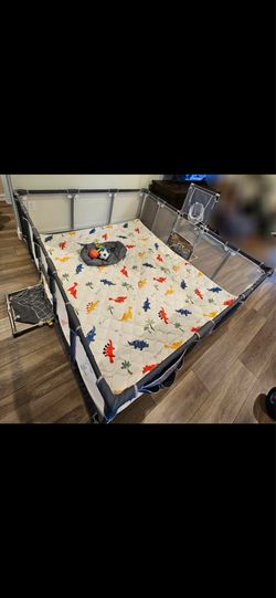 Baby playpen with mat