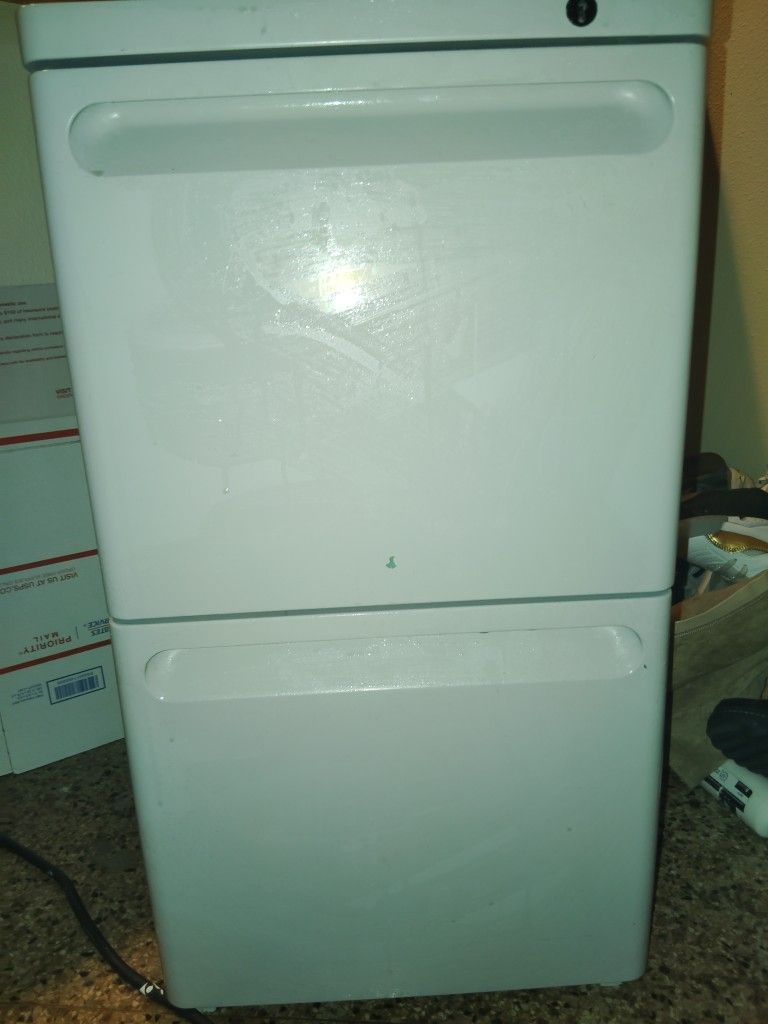 2 Drawer File cabinet