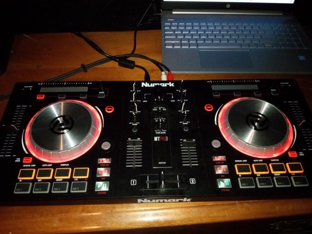 Numark Mixtrack Pro 3 DJ Turntable Controller USB