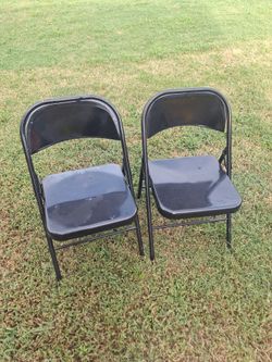 2 folding chairs