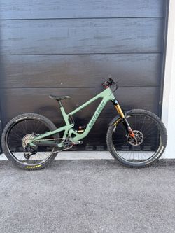 Santa Cruz Bronson SIZE XL ( 6”1” - 6”4” )