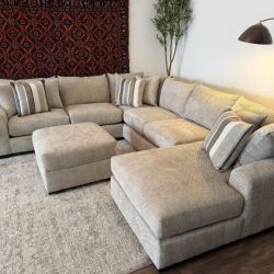 Beautiful Sectional Couch and Ottoman Big - Delivery is available