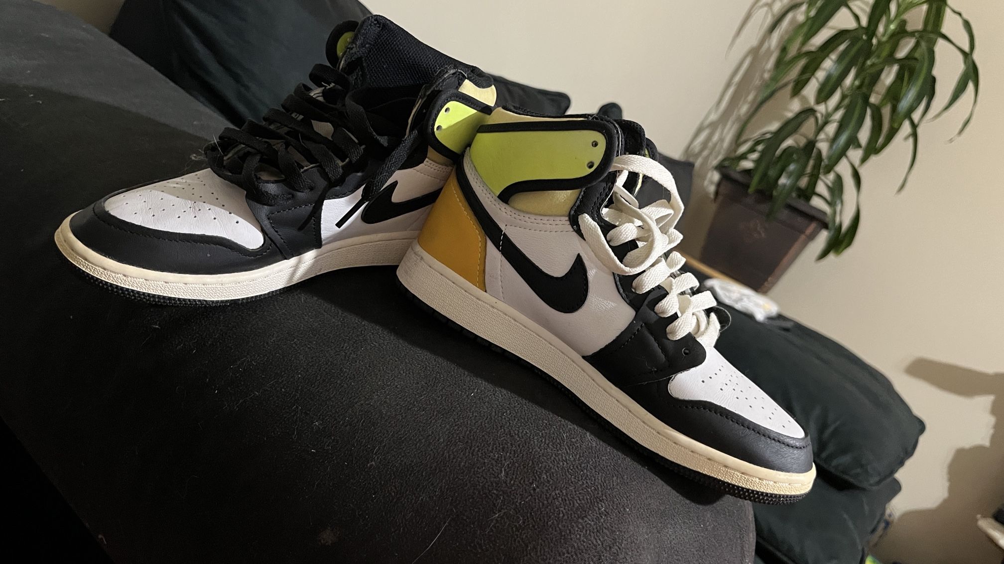 10 Kids Jordan Air Retro High OG 555088 118 Volt Gold Size