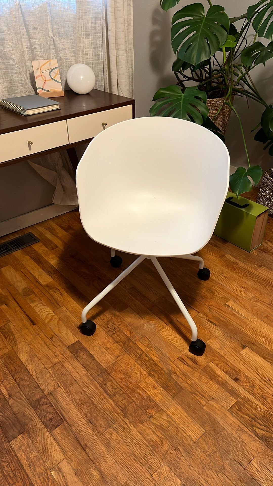 Desk Chair w/wheels