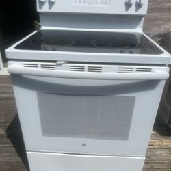GE Glass Top 4-burner Range/Stove