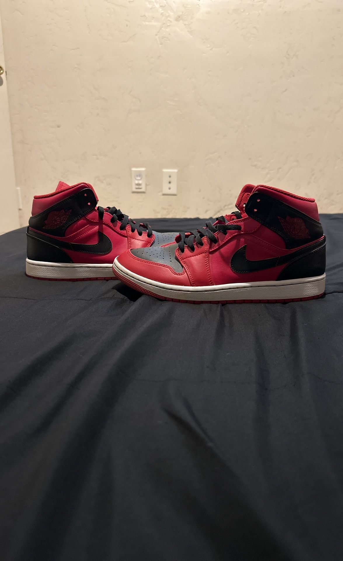 Jordan 1s Mids Size 9