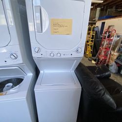 New GE - 3.8 Cu. Ft. Top Load Washer and 5.9 Cu. Ft. Gas Dryer Laundry Center - White