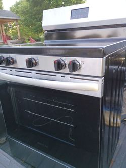 Frigidaire 30-in Glass Top 5 burners 5.3-cu ft Slide-In Electric Range ( Stainless steel )