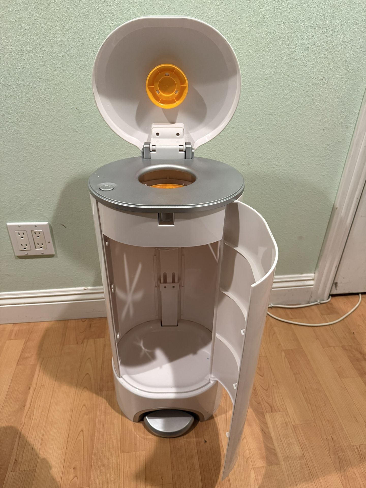 Munchkin Step Diaper Pail