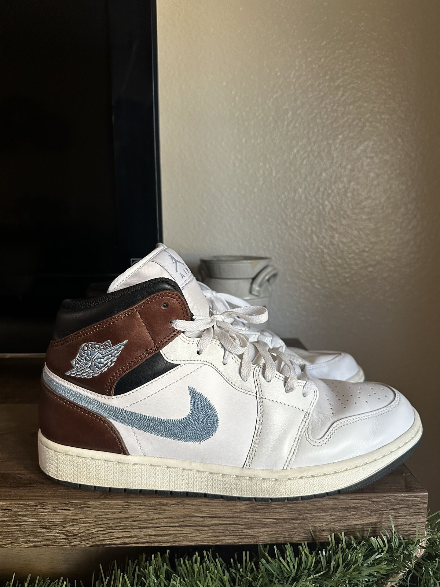 Air Jordan 1 Mid SE