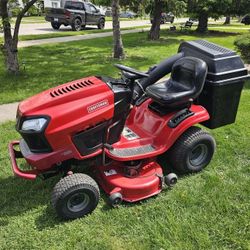 Craftsman T2500 Lawn Tractor With New Drive Belt , New Deck Belt, New Blades 20HP Briggs And Stratton Engine,  42" Deck With Bagger 