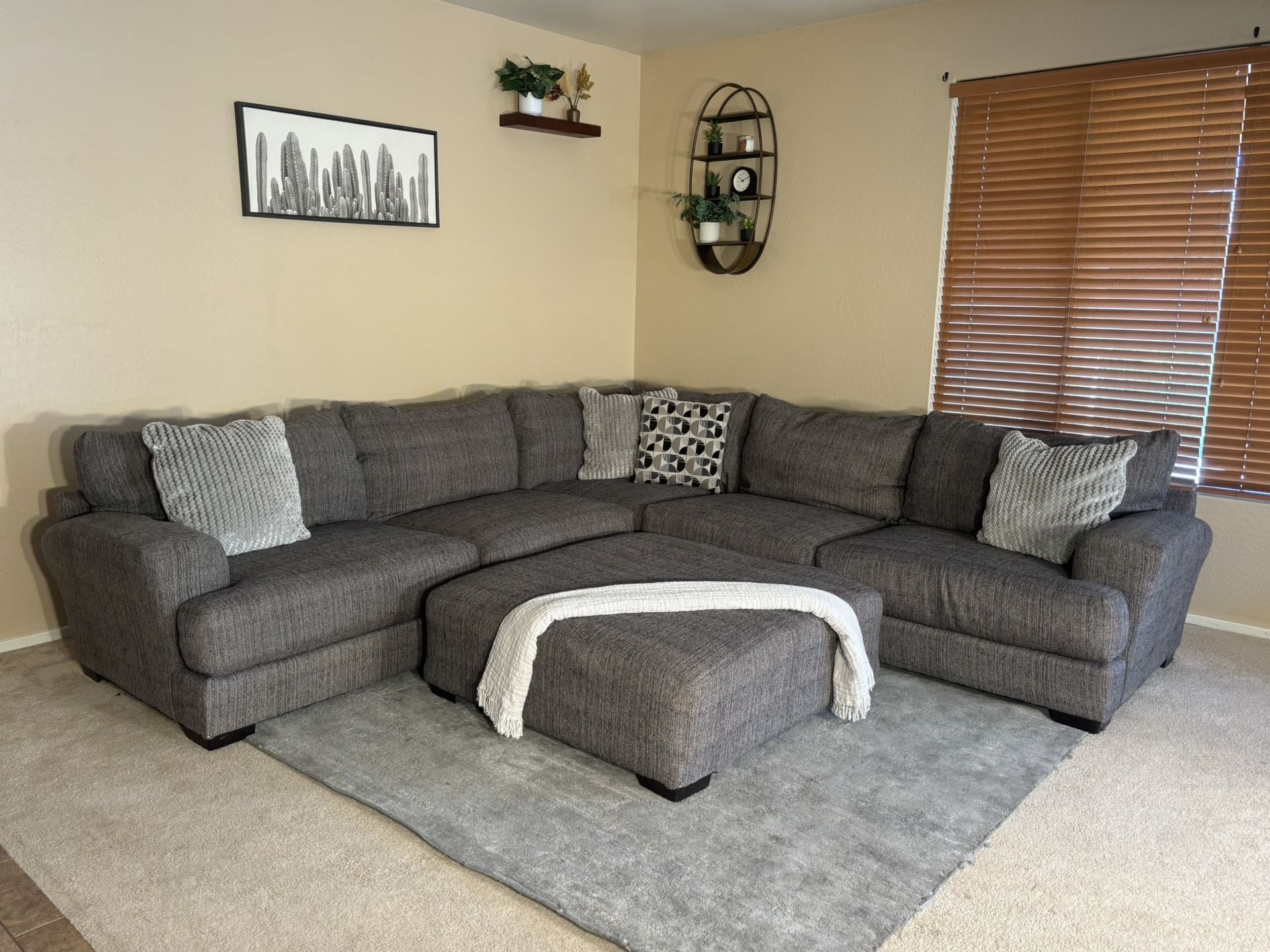 Like-New “Ava Pepper” 3pc L-Sectional W Ottoman