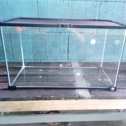 15 Gallon RepTile Or Small Animal Aquarium With Retractable Lid To