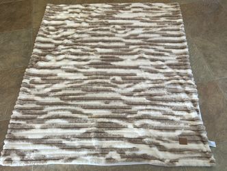New Beautiful Fluffy Faux Fur Throw Blanket Beige And White. Ultra Soft 