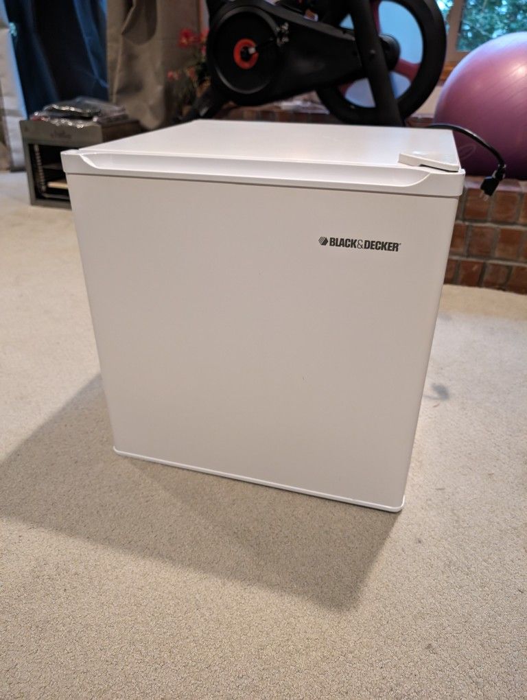 Black & Decker Mini Fridge Like New! for Sale in Federal Way, WA