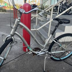 GIANT Suede Cruiser Bike