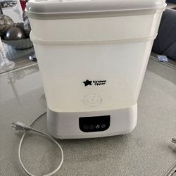 Tommee Tippee electric bottle warmer, suitable for various bottle sizes.Includes pump, bottles, and carrying bags.