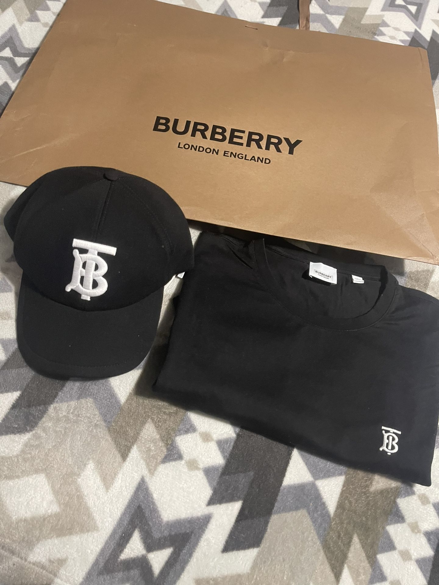 Burberry Cap And T-shirt. T-shirt 2XL Cap L