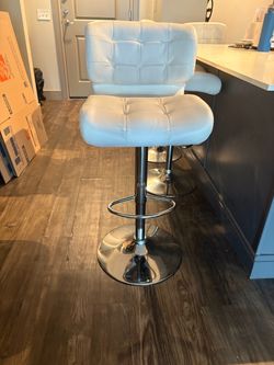 🔥 White Adjustable Bar Stools – 4 Available / SILLAS DE BAR AJUSTABLES – 4 DISPONIBLES 🔥