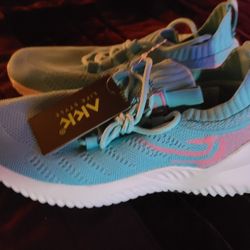 NEW! size 7.5/38 Womens