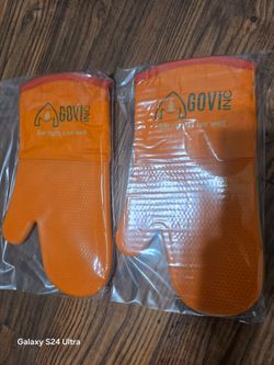 New. Silicone gloves qty 2 for $6