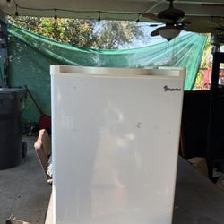 mini fridge 