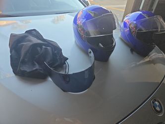 2 Helmets