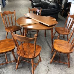 Good condition dining table with 6 Solid wood chairs