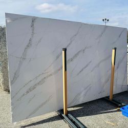 QUARTZ STONE SLABS SUPER JUMBO IN CALACATTA LEON GOLD 📏Each slabs cover  75.7 sq.ft, Thickness 3 cm 🔥Price $915 per Slab🔥 