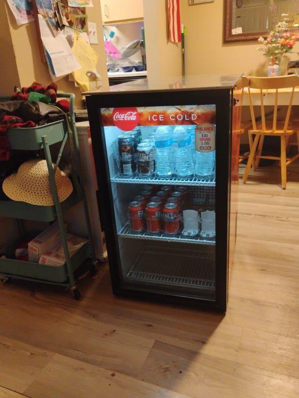 COCA-COLA COUNTERTOP REFRIGERATOR ( WORKS PERFECT )